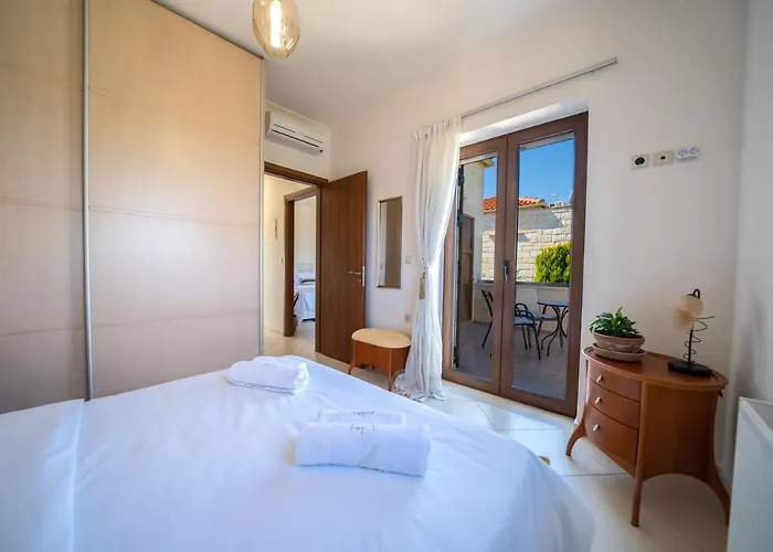 Fos - φωσ ,luxury Villa Hriszí Aktí Haniá